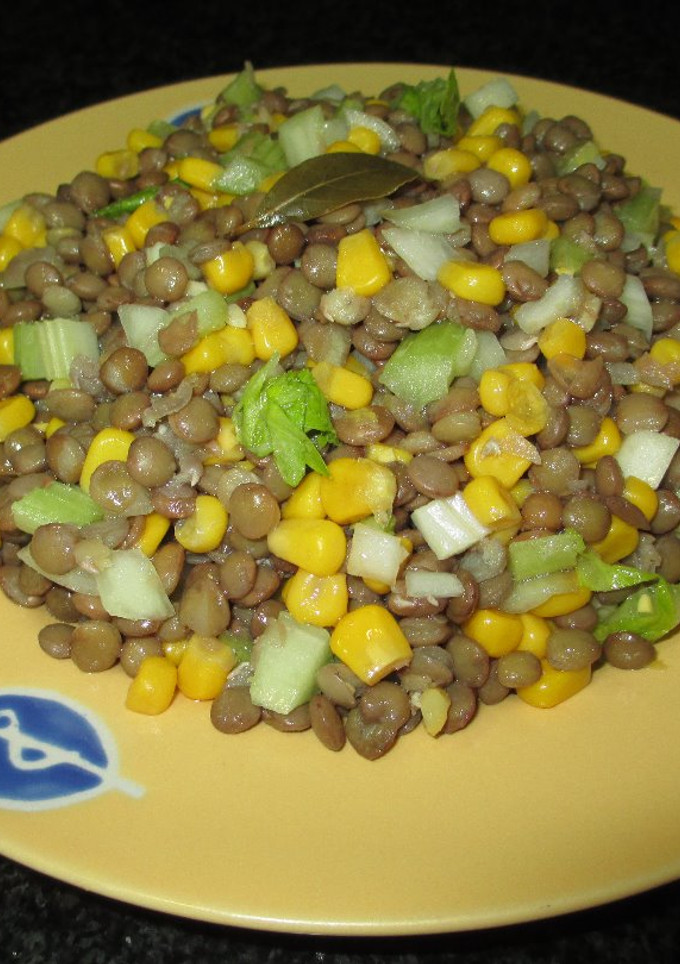 Una foto de Ensalada de lentejas con maíz