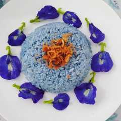 A picture of Nasi uduk bunga telang.