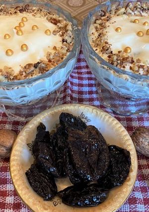 Фото Сметанный десерт с черносливом и грецким орехом.