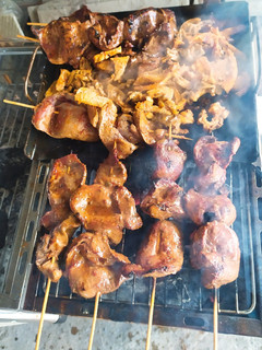 Una foto de Anticuchos y Chinchulines a la Cerveza