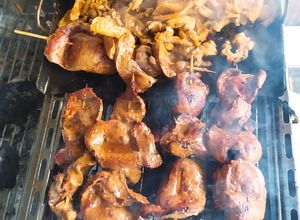 Una foto de Anticuchos y Chinchulines a la Cerveza