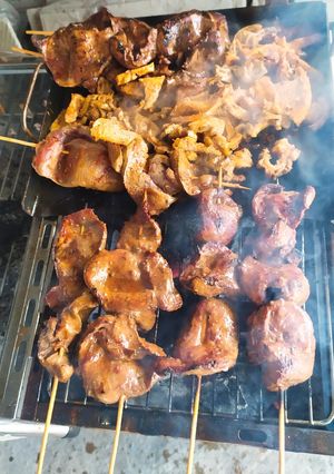 Una foto de Anticuchos y Chinchulines a la Cerveza