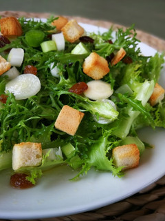 Una foto de Ensalada de escarola con ajo y aderezo de cítricos