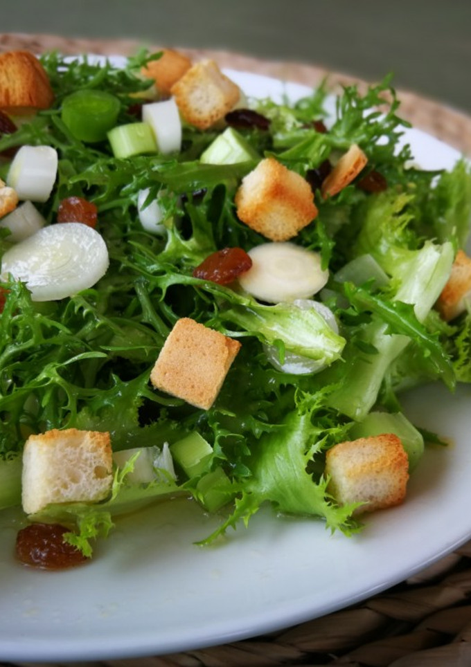 Una foto de Ensalada de escarola con ajo y aderezo de cítricos