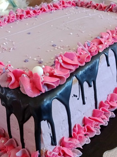 Una foto de Tarta trufa y nata con cobertura de buttercream (25-30 raciones)