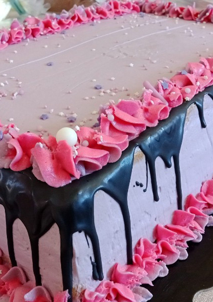 Una foto de Tarta trufa y nata con cobertura de buttercream (25-30 raciones)