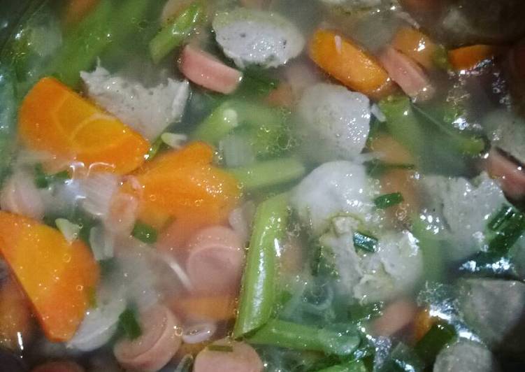 Bagaimana Menyiapkan Sayur sop sosis bakso yang Menggugah Selera