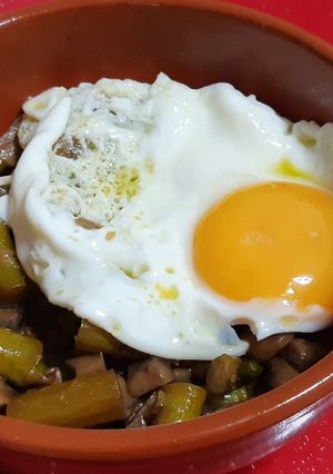 Una foto de Huevo a la plancha con champiñones y trigueros