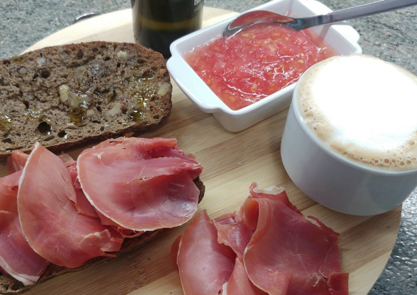 Tostas de jamón serrano y tomate rallado