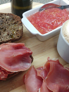 Una foto de Tostas de jamón serrano y tomate rallado