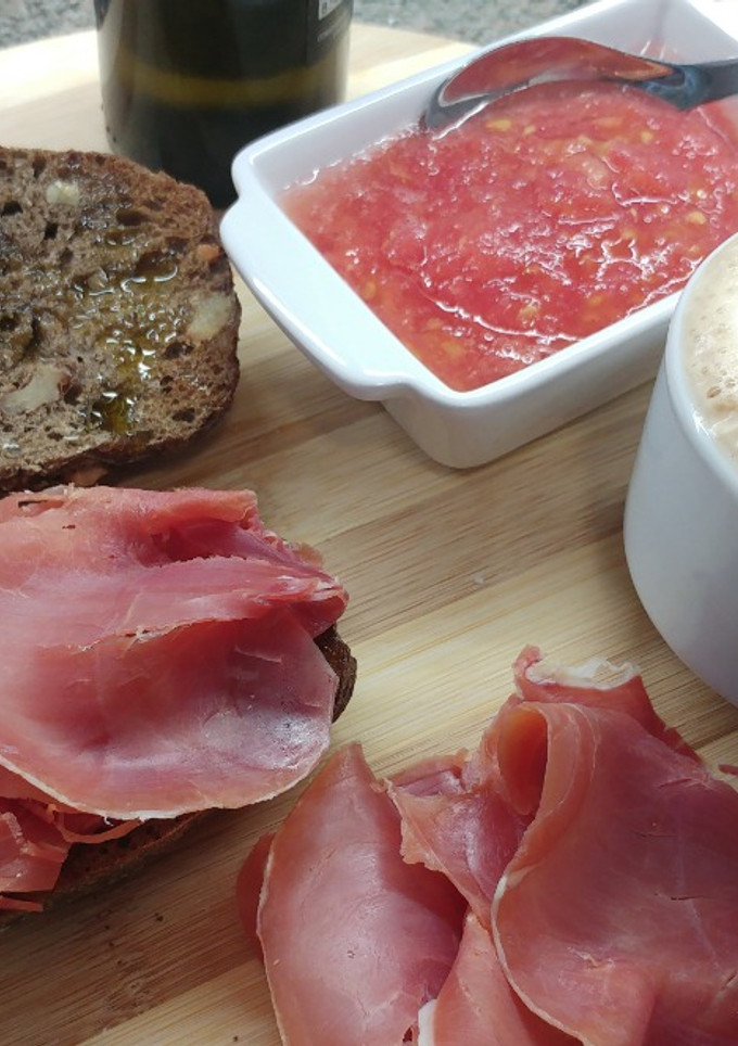 Una foto de Tostas de jamón serrano y tomate rallado