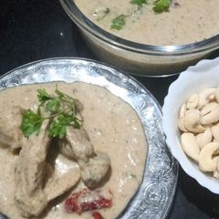 A picture of Chicken pandhra rassa (white gravy).