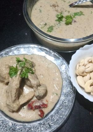A picture of Chicken pandhra rassa (white gravy).