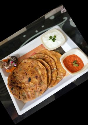 આલૂ પરાઠા (Aloo Paratha Recipe In Gujarati) રેસીપી મુખ્ય ફોટો