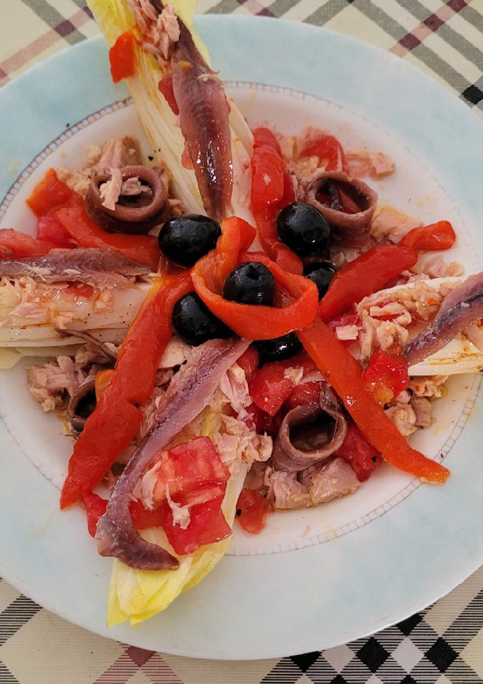 Una foto de Ensalada de endibias con pimientos confitados