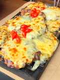 Bife na chapa com queijo gratinado