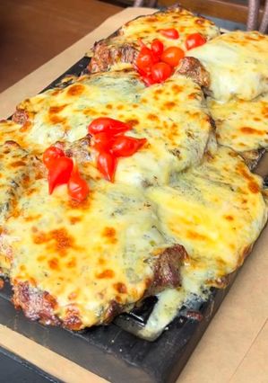 Foto de Bife na chapa com queijo gratinado