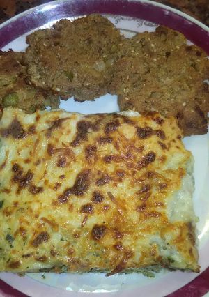 Una foto de Hamburguesas de avena, arroz con espinaca y salsa blanca