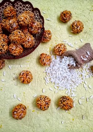 A picture of Til Kurmura Ladoo.