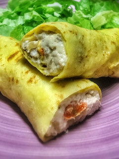 Una foto de Crepes salados rellenos de pollo con salsa de cebolla y pimiento