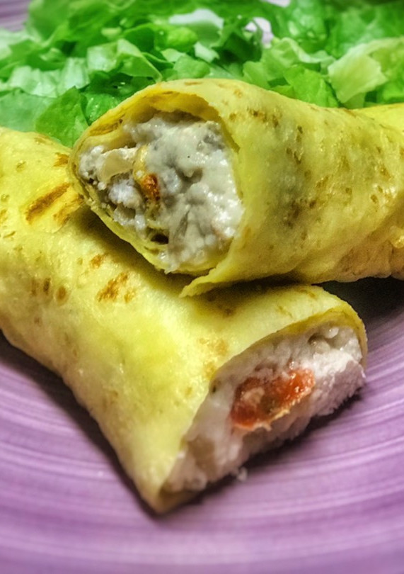 Una foto de Crepes salados rellenos de pollo con salsa de cebolla y pimiento