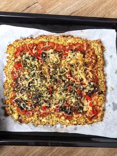 Una foto de Pizza de coliflor y semillas