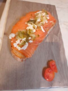 Una foto de Tosta de salmón