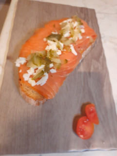 Una foto de Tosta de salmón