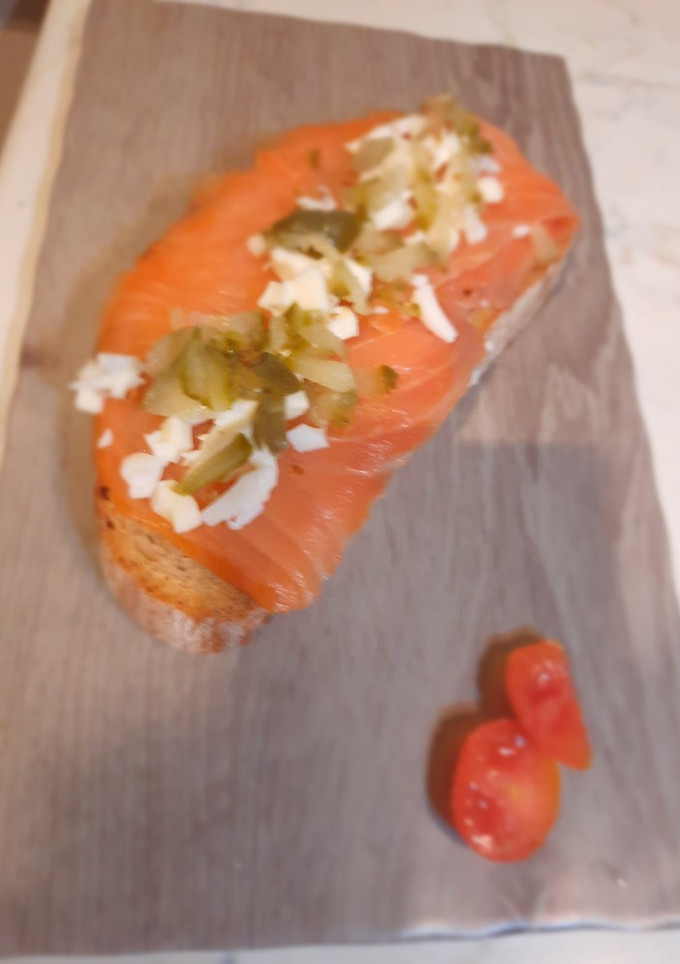 Una foto de Tosta de salmón