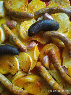 Una foto de Llanda de patatas al horno con salchichas
