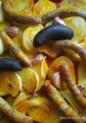 Una foto de Llanda de patatas al horno con salchichas