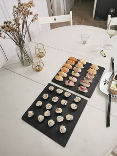Una foto de Sushi variado