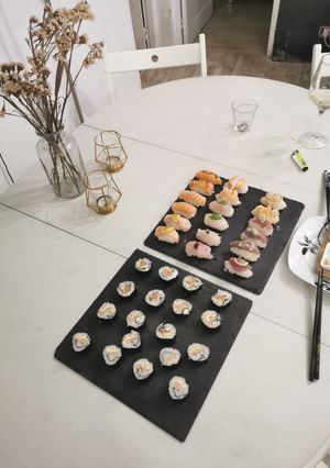 Una foto de Sushi variado