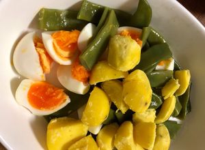 Una foto de Ensalada de papa, huevo y chauchas