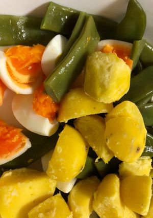 Una foto de Ensalada de papa, huevo y chauchas