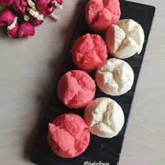 A picture of Kue Mangkuk Merah Putih.