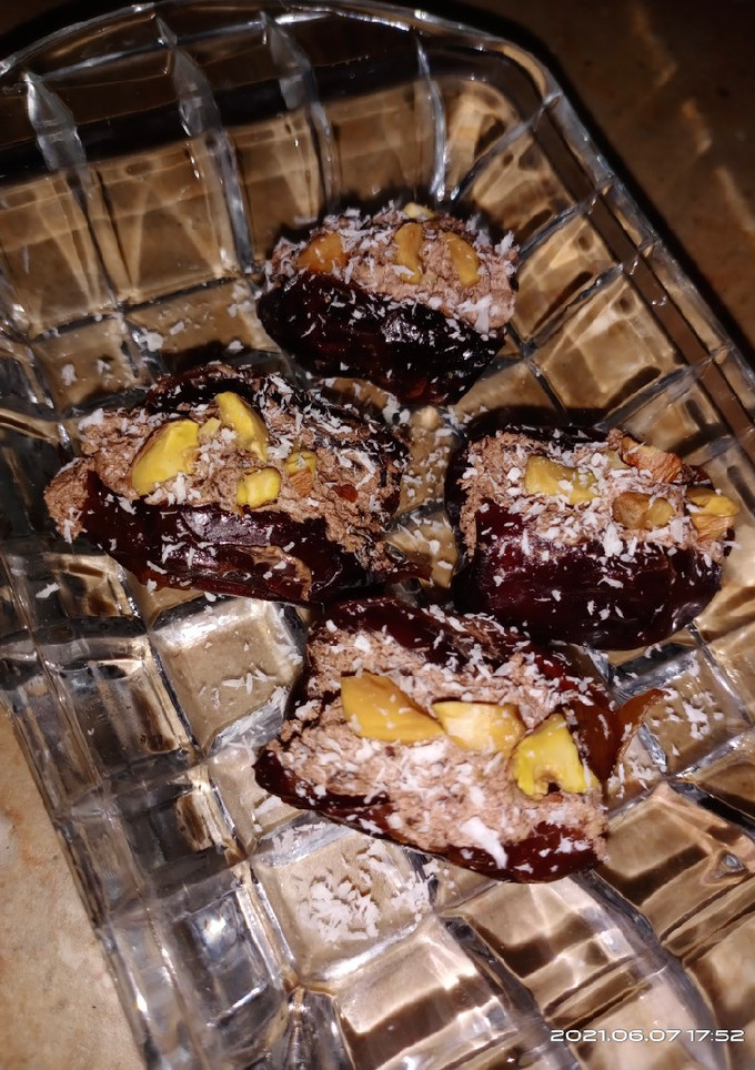 A picture of Choco dates.