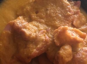 Una foto de Codillo guisado con puré de patatas