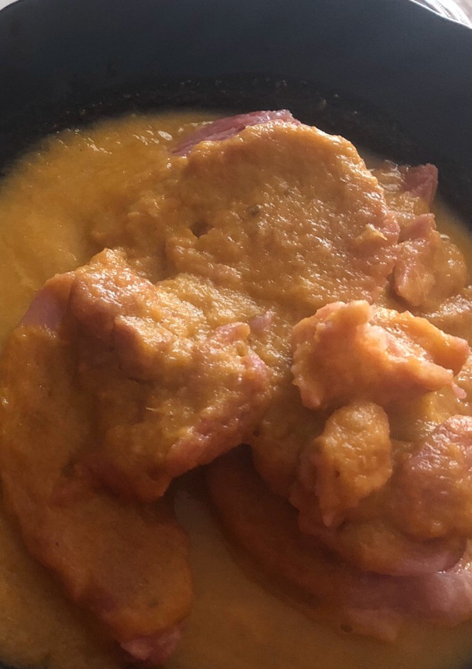 Una foto de Codillo guisado con puré de patatas
