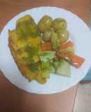 Pechuga frita con papas nuevas, verdura y mojo verde