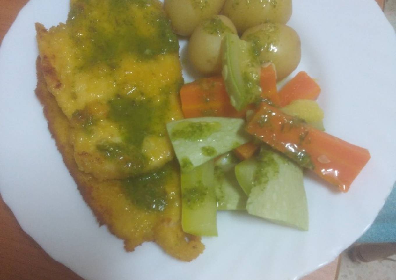 Pechuga frita con papas nuevas, verdura y mojo verde