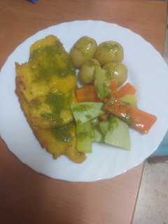 Una foto de Pechuga frita con papas nuevas, verdura y mojo verde