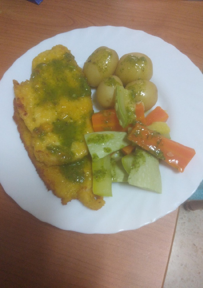 Una foto de Pechuga frita con papas nuevas, verdura y mojo verde