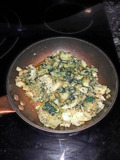 Una foto de Revuelto de alcachofas con bacalao y patata con alga espirulina