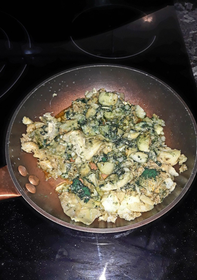 Una foto de Revuelto de alcachofas con bacalao y patata con alga espirulina
