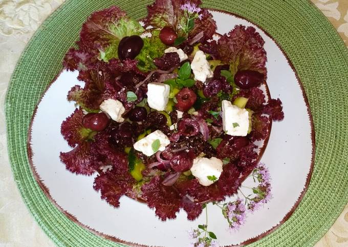 Zucchinisalat mit Rosinen und Feta