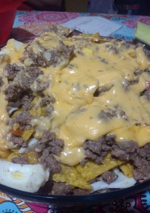 Una foto de Nachos con queso cheddar y carne picada