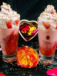 સ્ટ્રોબેરી ક્રીમ ફ્રીક શેક (strawberry cream freak shake recipe in Gujarati) રેસીપી મુખ્ય ફોટો