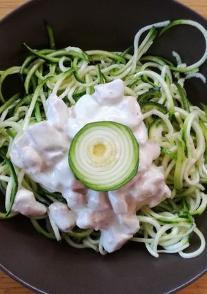 Cukkinispagetti tejszínes csirkemellel recept fotója