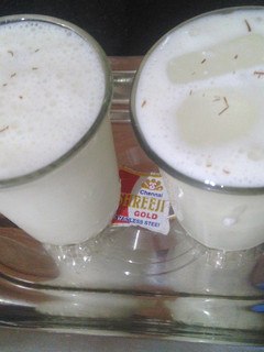 સ્વીટ કેસર ઇલાઈચી લસ્સી (Sweet Kesar ilaichi Lassi Recipe In Gujarati) રેસીપી મુખ્ય ફોટો